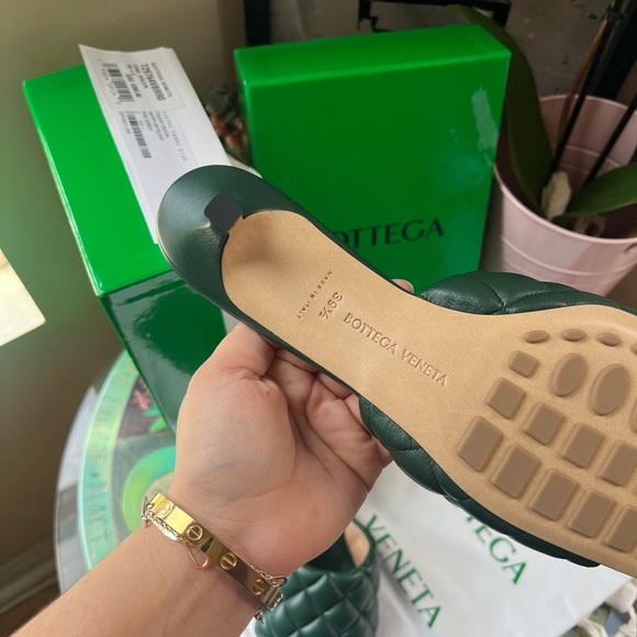 SOLD🤍🌸 FINAL SALE💚no offers BOTTEGA VENETA pibe green padded sandals 🌸 - Picture 6 of 13